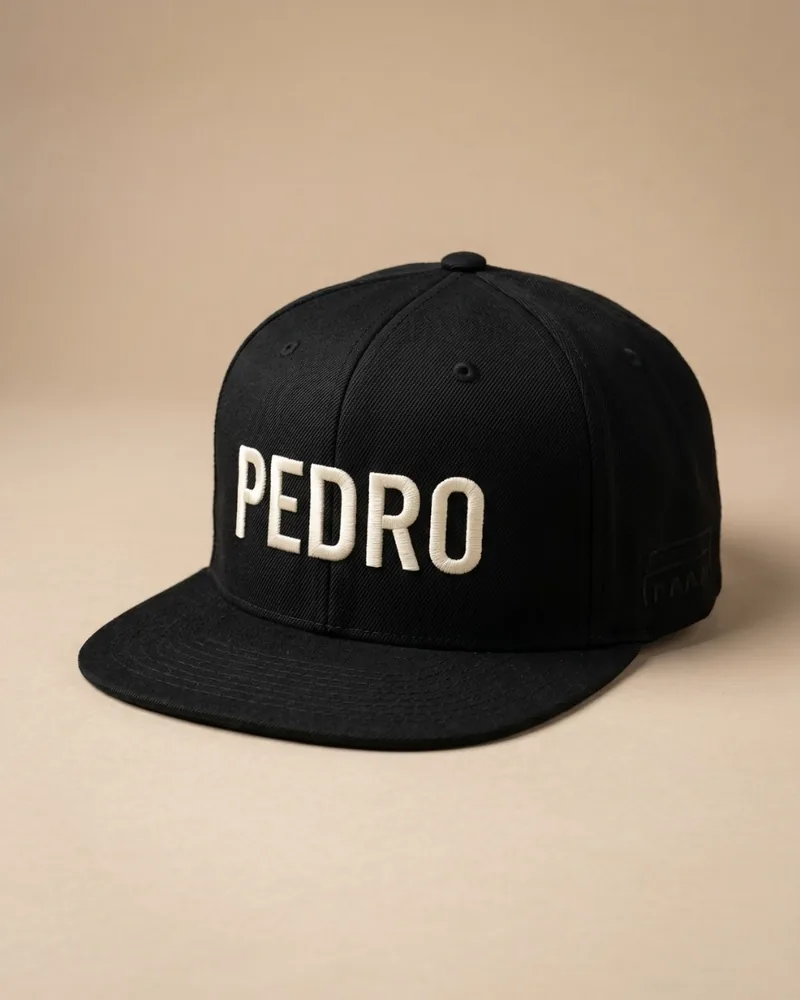Gorra negra plana con el nombre PEDRO bordado en 3D hilo crema
