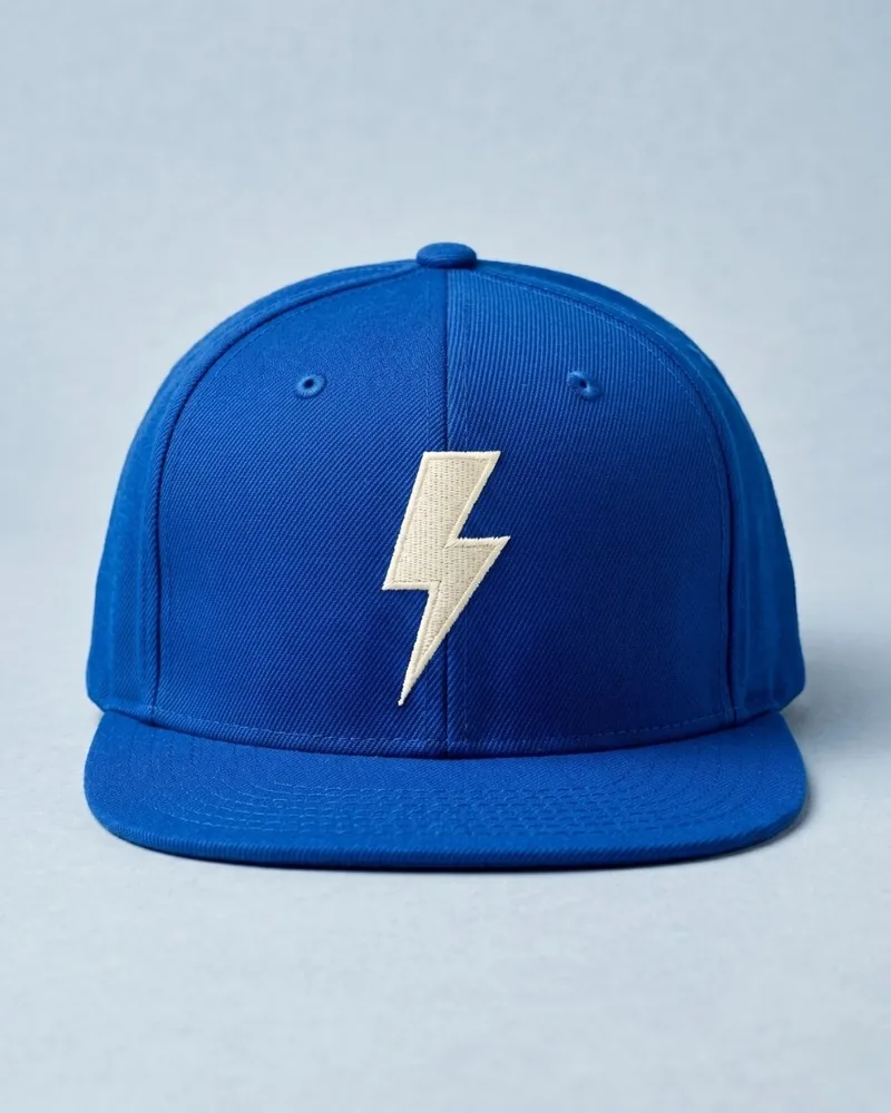 Gorra royal blue plana con rayo bordado en hilo crema
