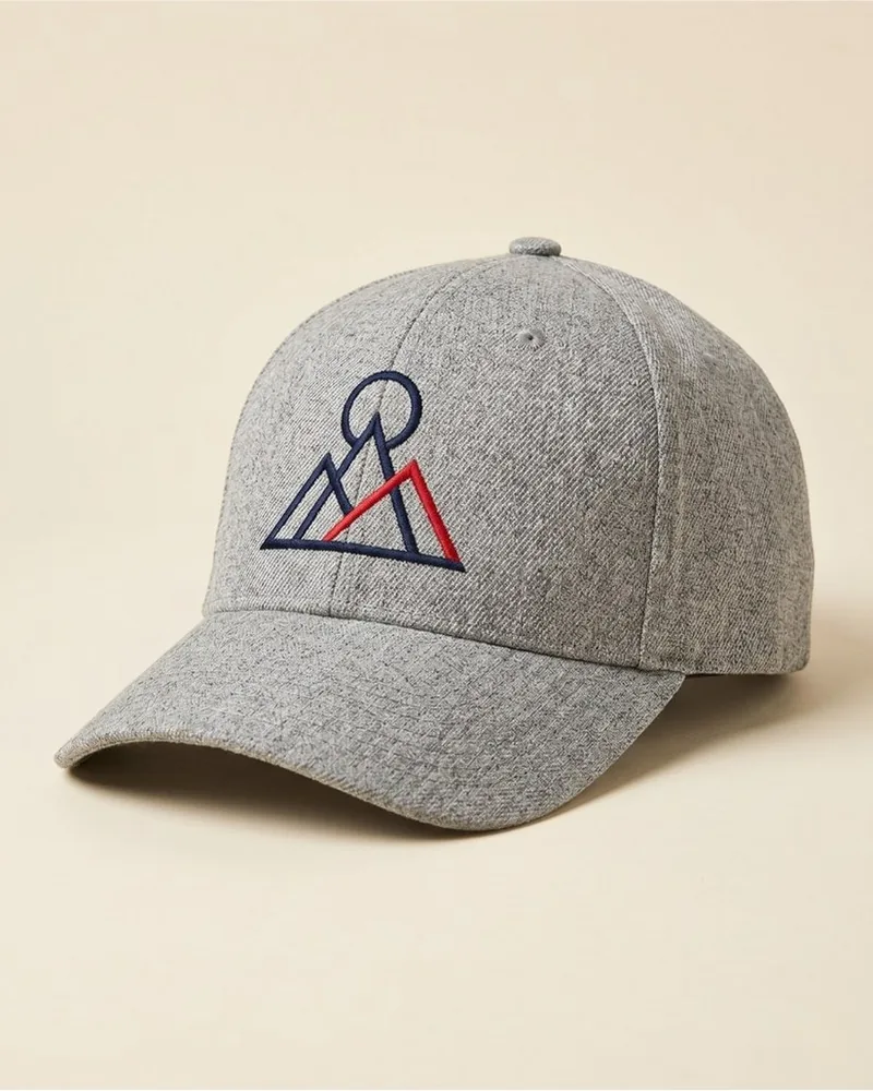 Gorra jaspe gris curva con logo corporativo geométrico bordado en marino y rojo